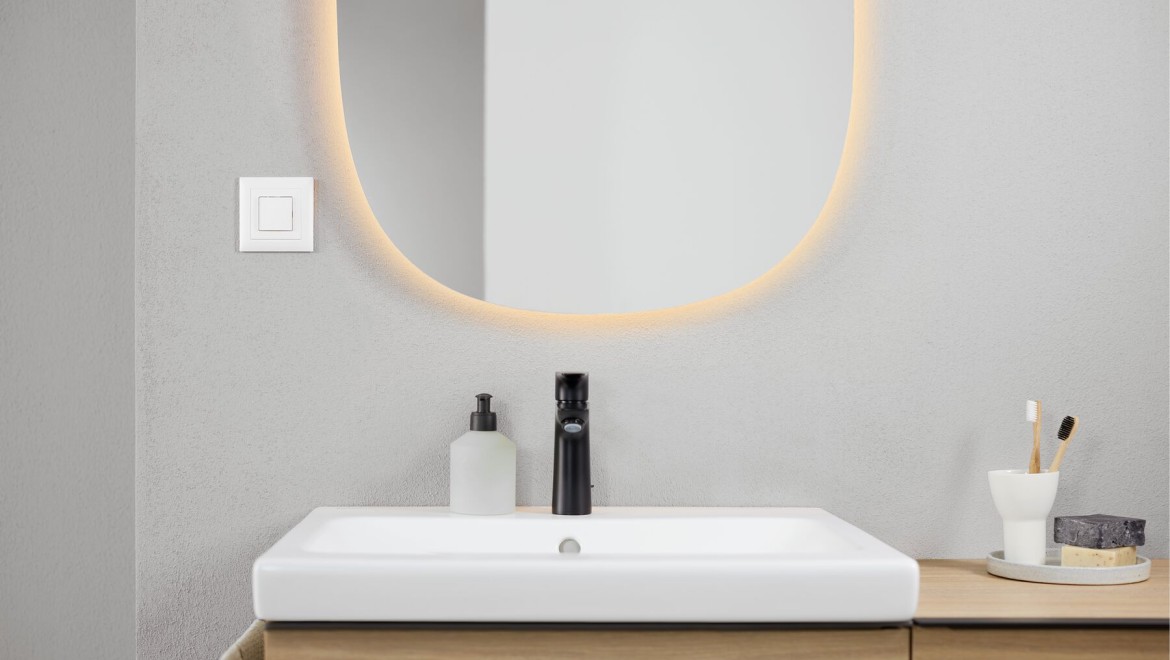 Geberit iCon-badkamer met wastafel en Geberit Option ovale lichtspiegel