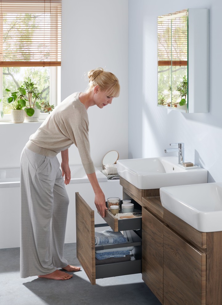 Vrouw in badkamer met Geberit Renova Plan producten Vrouw in badkamer met Geberit Renova Plan producten