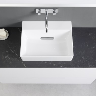De ruimte rond de wastafel en in de bijpassende onderkast van Geberit ONE zorgen voor een opgeruimde badkamer en veel handige opbergruimte. De ruimte rond de wastafel en in de bijpassende onderkast van Geberit ONE zorgen voor een opgeruimde badkamer en veel handige opbergruimte.