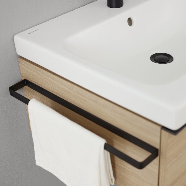 Geberit iCon wastafelmeubel met handdoekhouder in mat zwart (© Geberit) Geberit iCon wastafelmeubel met handdoekhouder in mat zwart (© Geberit)