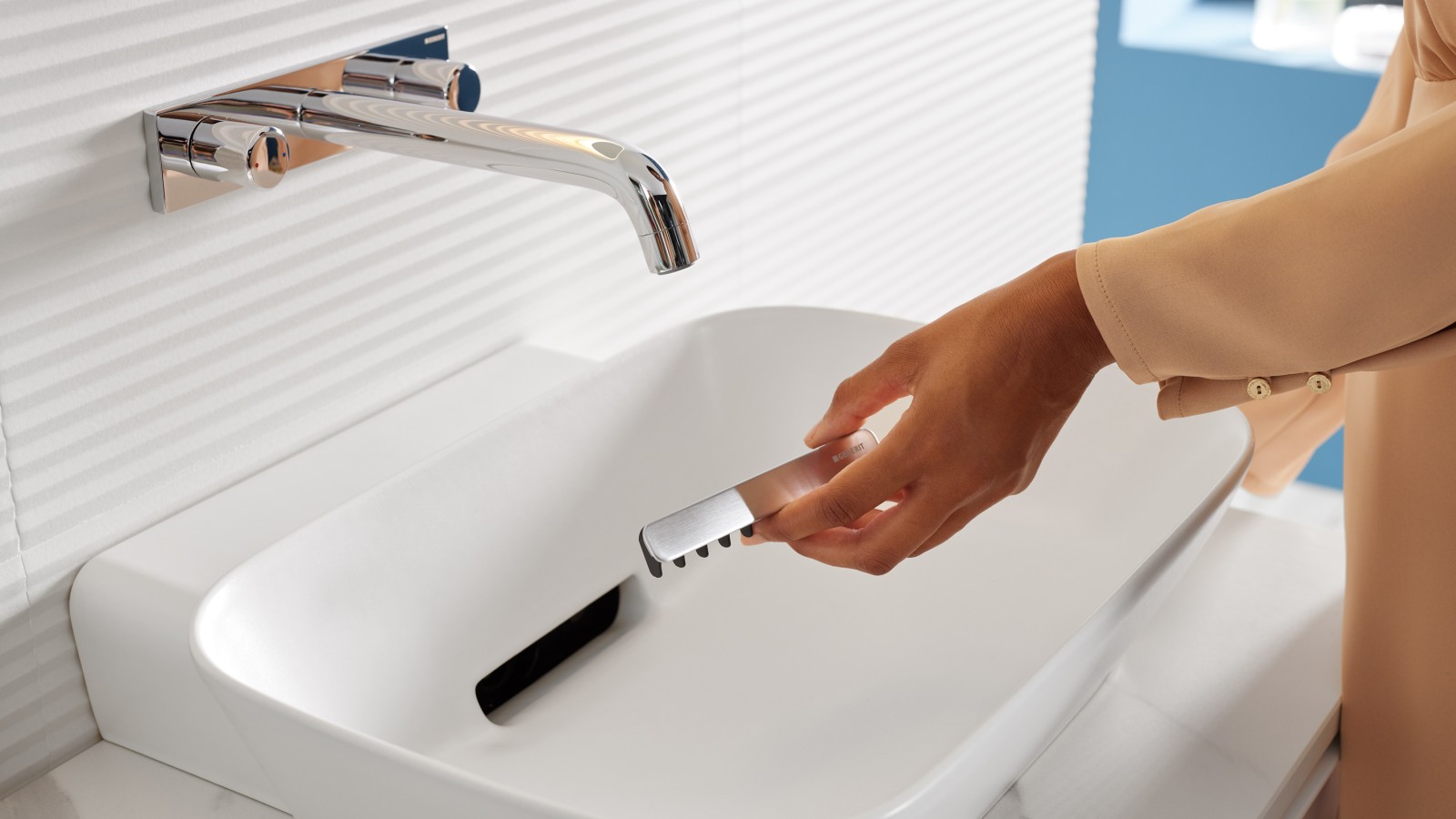 De wastafelafvoer met kamvormige haarzeef kan dankzij de magnetische bevestiging eenvoudig worden verwijderd. De wastafelafvoer met kamvormige haarzeef kan dankzij de magnetische bevestiging eenvoudig worden verwijderd.