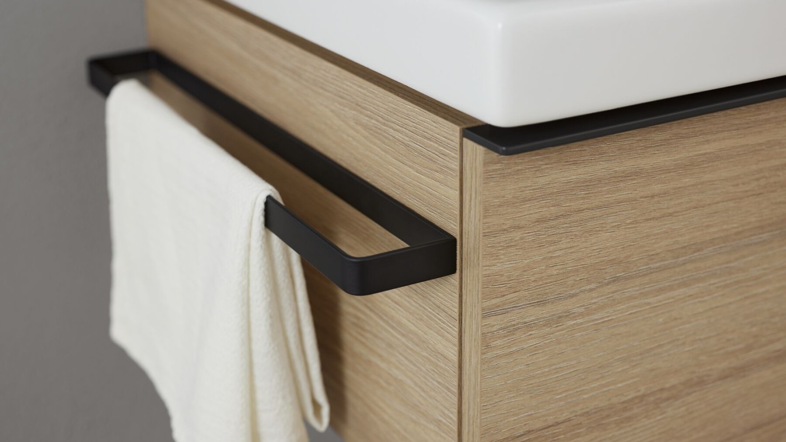 Handdoekhaak van Geberit aan de wastafelonderkast Handdoekhaak van Geberit aan de wastafelonderkast
