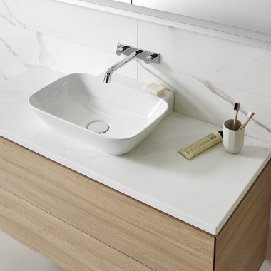 Wastafel met wit keramiek en badkamermeubilair van hout (© Geberit) Wastafel met wit keramiek en badkamermeubilair van hout (© Geberit)