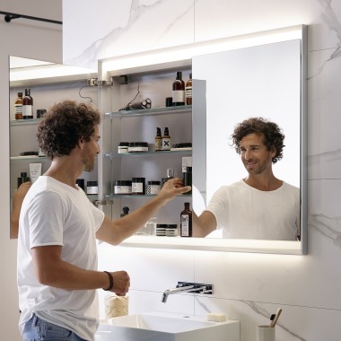 Een spiegelkast is een slimme manier om extra opbergruimte te creëren in een kleine badkamer. Achter de spiegeldeuren kunt u veel dagelijkse spullen kwijt, waardoor het aanrecht netjes en overzichtelijk blijft. Een spiegelkast is een slimme manier om extra opbergruimte te creëren in een kleine badkamer. Achter de spiegeldeuren kunt u veel dagelijkse spullen kwijt, waardoor het aanrecht netjes en overzichtelijk blijft.