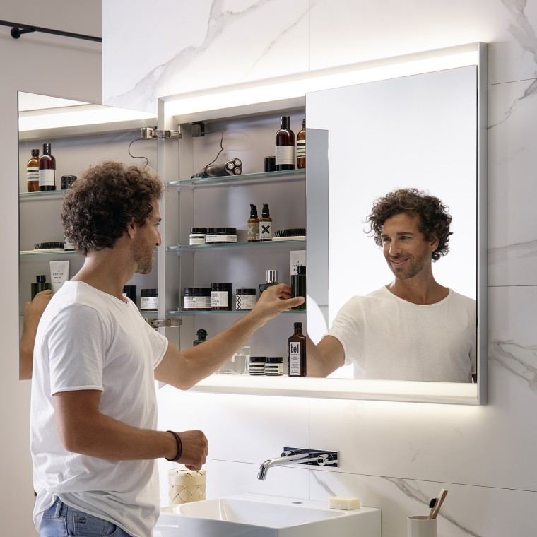 Een spiegelkast is een slimme manier om extra opbergruimte te creëren in een kleine badkamer. Achter de spiegeldeuren kunt u veel dagelijkse spullen kwijt, waardoor het aanrecht netjes en overzichtelijk blijft. Een spiegelkast is een slimme manier om extra opbergruimte te creëren in een kleine badkamer. Achter de spiegeldeuren kunt u veel dagelijkse spullen kwijt, waardoor het aanrecht netjes en overzichtelijk blijft.