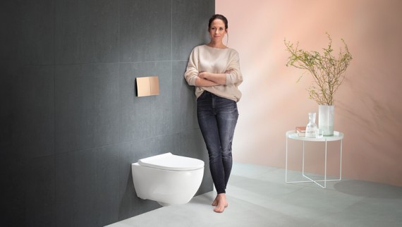 Geberit Acanto wc in de badkamer met een wand in de trendkleur Peach Fuzz.