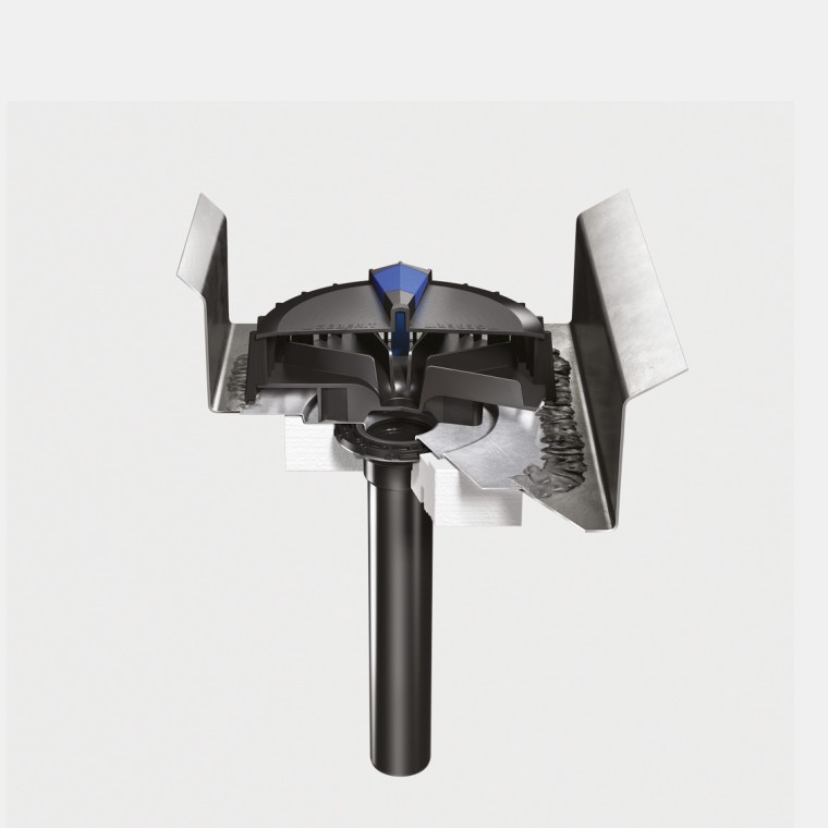 Installatie van het onderdruksysteem Geberit Pluvia op een dak met een stalen goot.