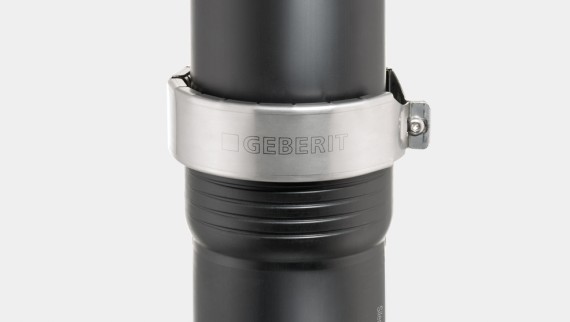 Met de Geberit fixatieklauw is de insteekverbinding van de Silent-Pro bestand tegen een interne druk tot 2 bar.