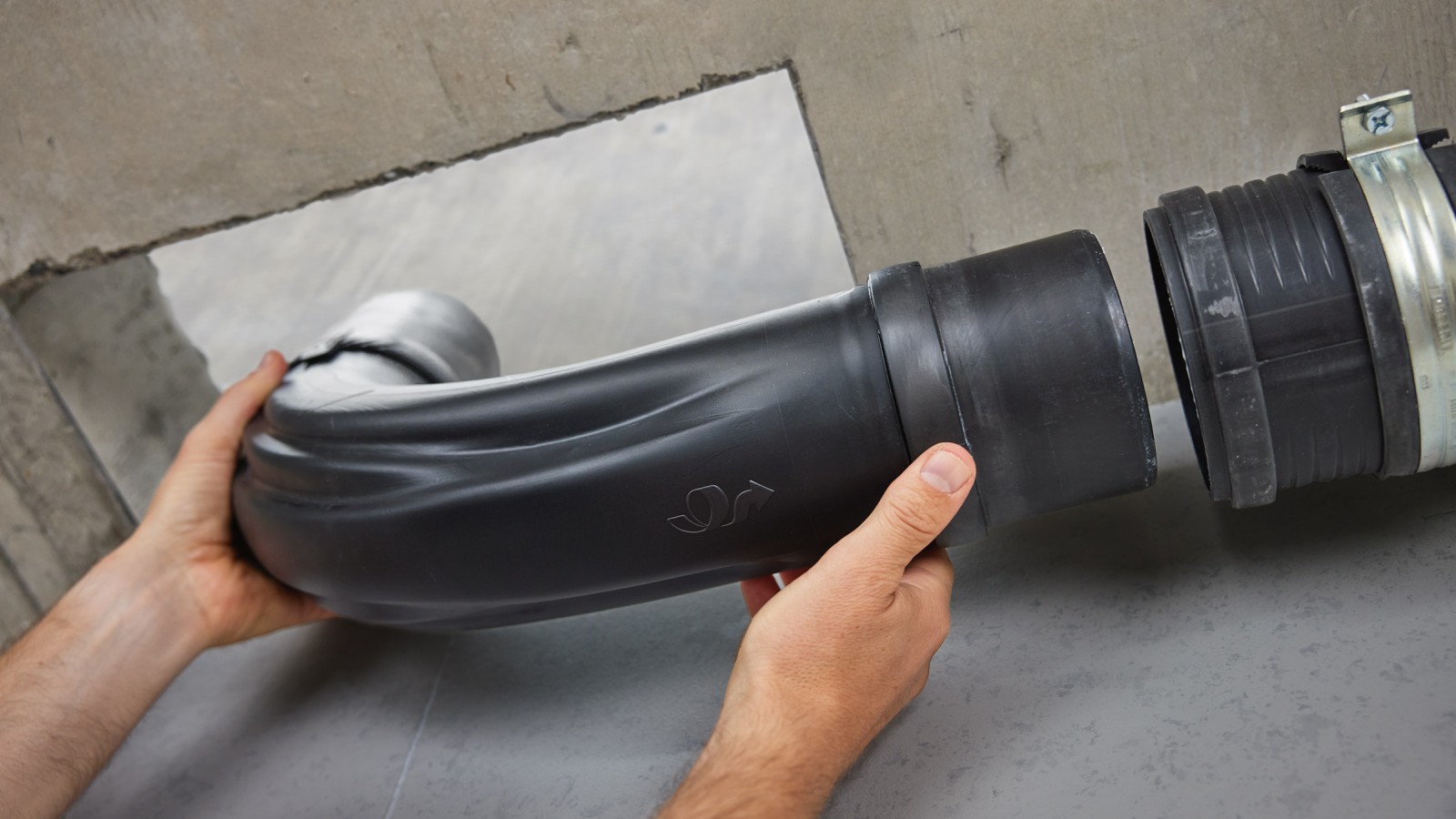 Eenvoudigere en snellere installatie van de Geberit BottomTurn-bocht vergeleken met twee 45°-bochten