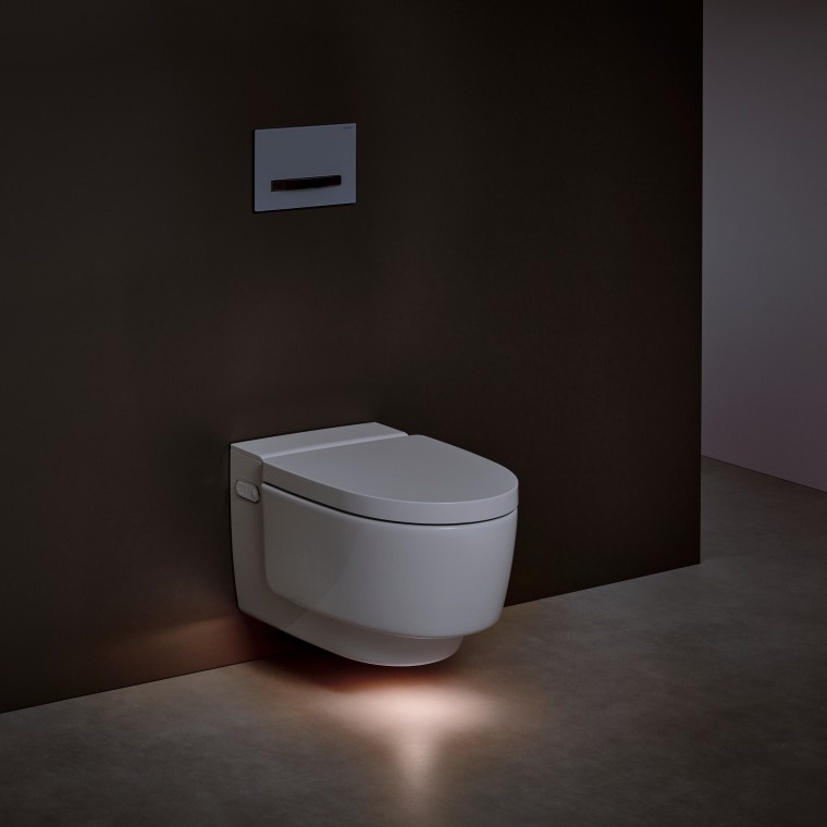 Geberit AquaClean Mera toiletsysteem met ingeschakeld oriëntatielicht Geberit AquaClean Mera toiletsysteem met ingeschakeld oriëntatielicht
