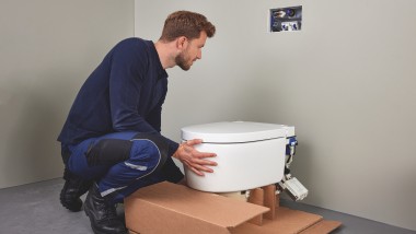 Installateur installeert met Geberit AquaClean Sela