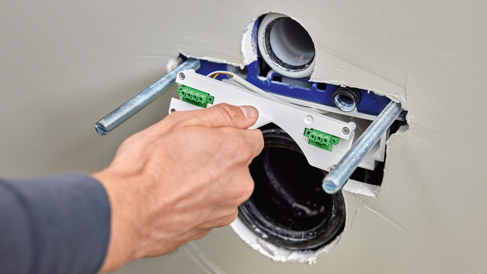 Montage van de GEBUS-converter voor WC-besturingen.