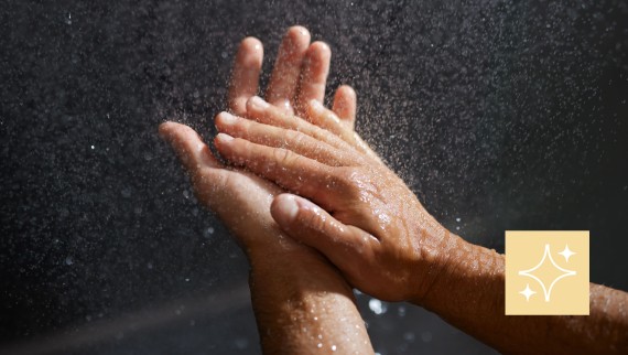 Vrouw maakt de CleanLine douchegoot schoon Vrouw maakt de CleanLine douchegoot schoon