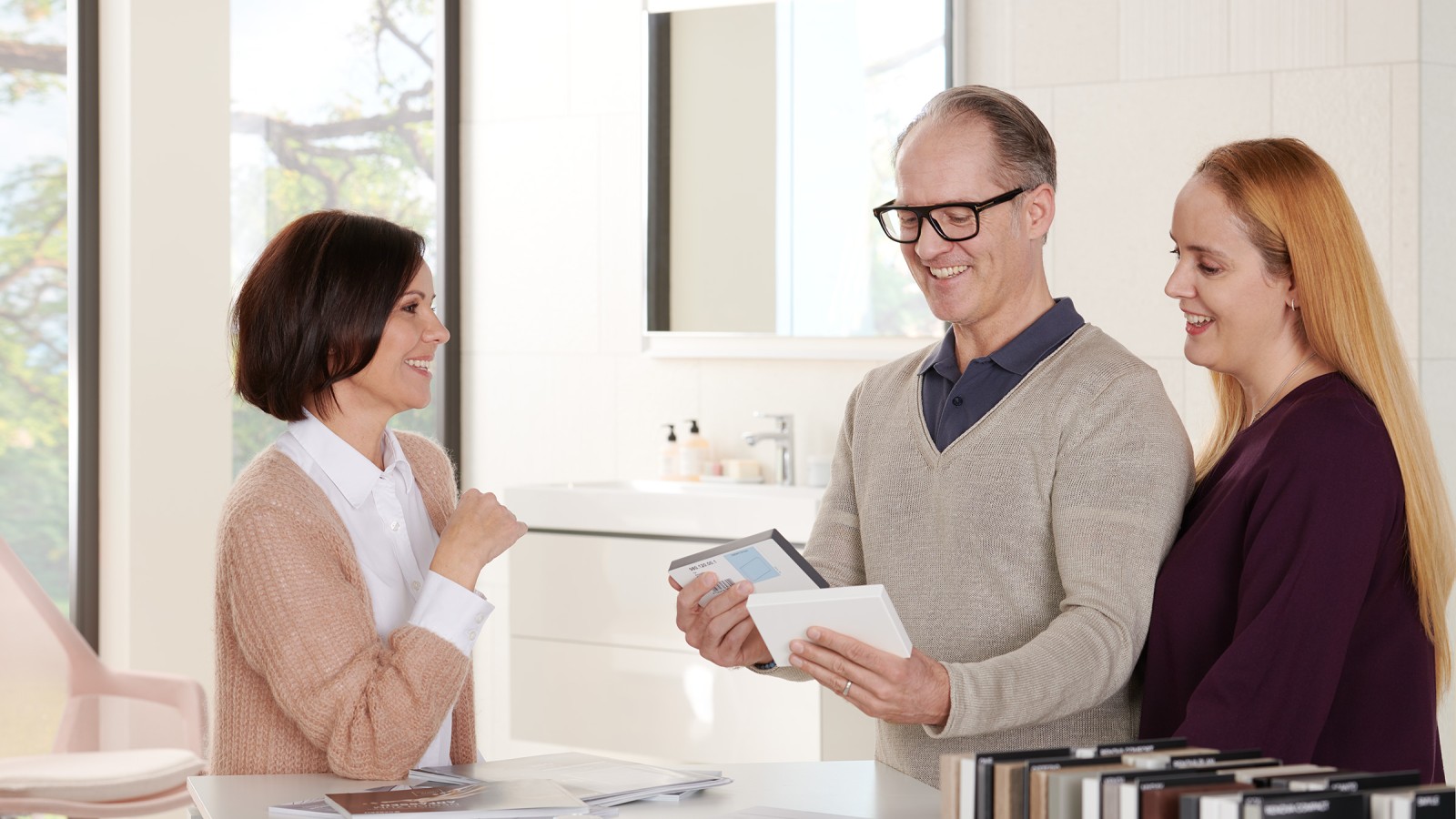 Personen in een showroom Personen in een showroom