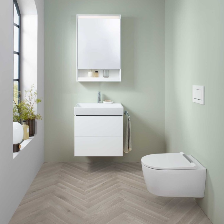 In een kleine badkamer is het extra belangrijk dat u voldoende ruimte heeft om te bewegen én om spullen op te bergen. Met Geberit ONE combineert u slimme oplossingen met een stijlvol design. Zo wordt zelfs de kleinste ruimte praktisch én mooi ingericht. In een kleine badkamer is het extra belangrijk dat u voldoende ruimte heeft om te bewegen én om spullen op te bergen. Met Geberit ONE combineert u slimme oplossingen met een stijlvol design. Zo wordt zelfs de kleinste ruimte praktisch én mooi ingericht.