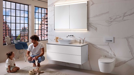 Man en kind in een modern wit ingerichte Geberit ONE-badkamer Man en kind in een modern wit ingerichte Geberit ONE-badkamer