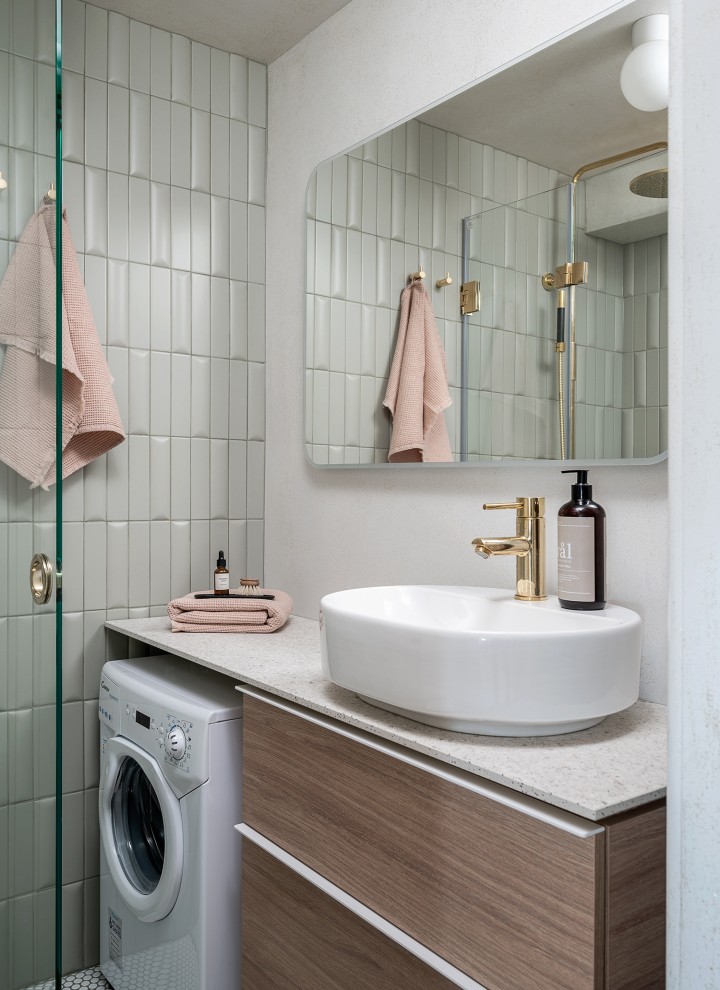 De na-foto van de kleine badkamer met ovale wastafel uit de VariForm serie en iCon onderkast in eiken (© Meja Hynynen)