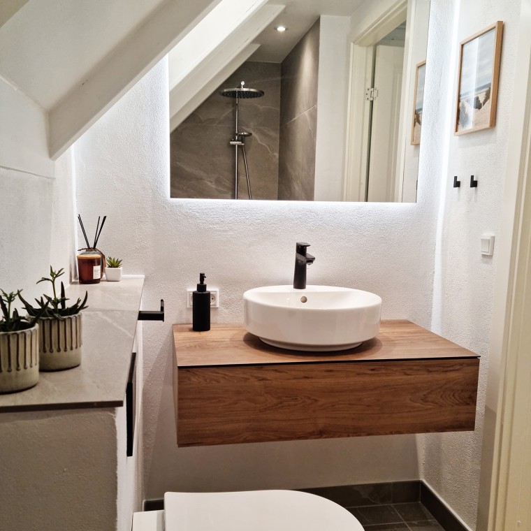 Gerenoveerde badkamer met schuin plafond, wandcloset Geberit Acanto en ronde opzetwastafel van Geberit VariForm (© @triner2 en @strandparken3) Gerenoveerde badkamer met schuin plafond, wandcloset Geberit Acanto en ronde opzetwastafel van Geberit VariForm (© @triner2 en @strandparken3)