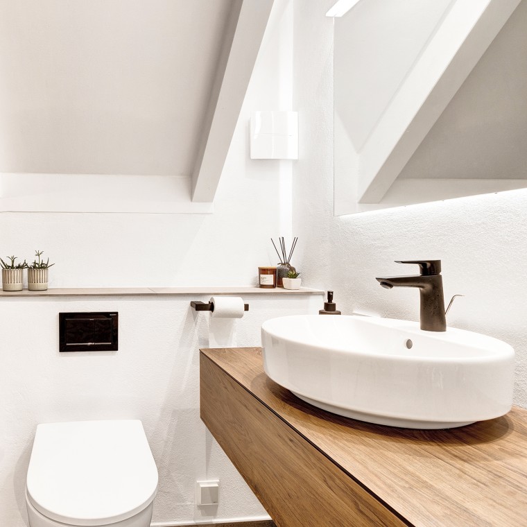 Gerenoveerde badkamer met schuin plafond, zwarte bedieningsplaat en zwarte fitting (© @triner2 en @strandparken3) Gerenoveerde badkamer met schuin plafond, zwarte bedieningsplaat en zwarte fitting (© @triner2 en @strandparken3)