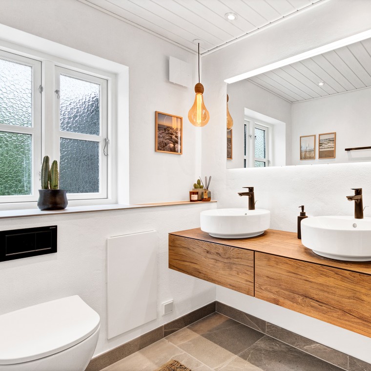 Lichte, gerenoveerde badkamer met twee ronde opzetwastafels, een grote spiegel en houten badkamermeubels (© @triner2 en @strandparken3) Lichte, gerenoveerde badkamer met twee ronde opzetwastafels, een grote spiegel en houten badkamermeubels (© @triner2 en @strandparken3)