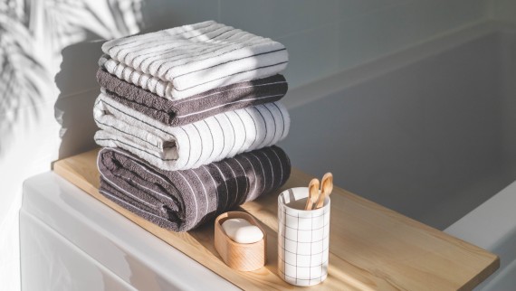 Gestreepte handdoeken in een witte badkamer (© iStock) Gestreepte handdoeken in een witte badkamer (© iStock)