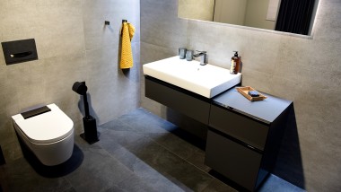 Puristische look met zwart chroom in de badkamer