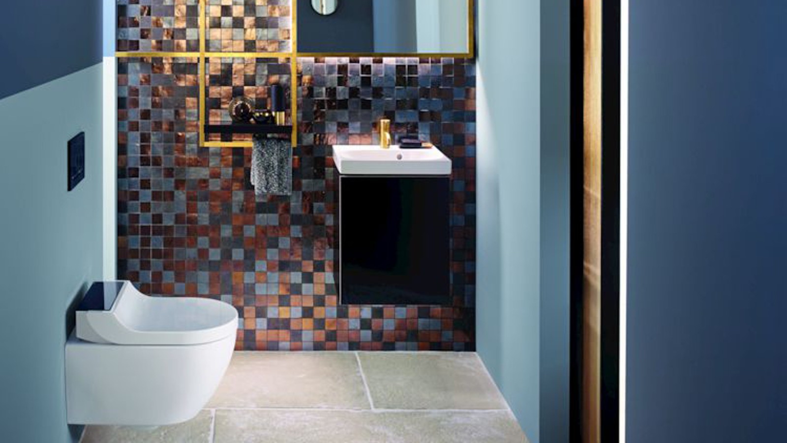 Goud- en kopertinten voegen warmte toe aan dit gastentoilet Goud- en kopertinten voegen warmte toe aan dit gastentoilet