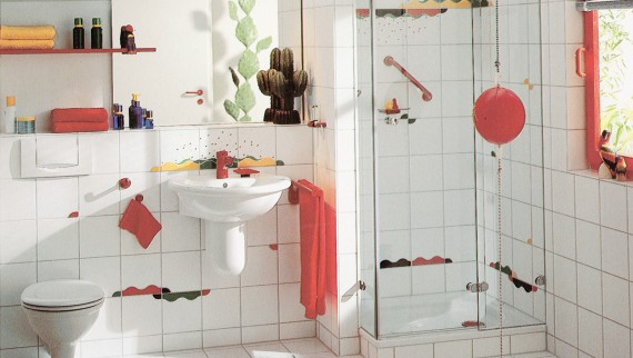 Een dergelijke badkamer met afzonderlijke douche en speelse kleuraccenten in de tegels gold als zeer chique