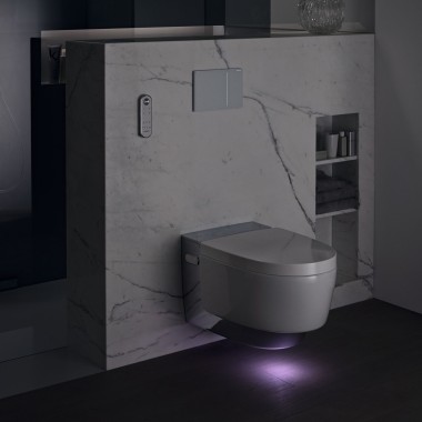 Geberit AquaClean Mera Comfort Chroom met oriëntatielichting (© Geberit)