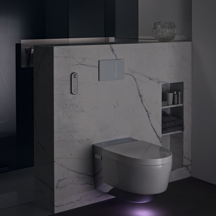 Geberit AquaClean Mera Comfort Chroom met oriëntatielichting (© Geberit) Geberit AquaClean Mera Comfort Chroom met oriëntatielichting (© Geberit)