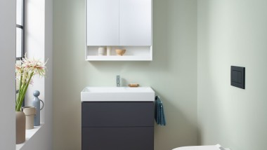 Een gastentoilet voorzien van een Geberit ONE wandcloset, spiegelkast, wastafel en onderkast.