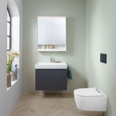 Kleine badkamer in mint met wasatfel, wastafelonderkast, spiegelkast, bedieningsplaat en wc van Geberit