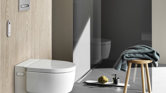 Douchewc Geberit AquaClean Mera Comfort met afstandsbediening en bedieningsplaat Sigma50 (© Geberit) Douchewc Geberit AquaClean Mera Comfort met afstandsbediening en bedieningsplaat Sigma50 (© Geberit)
