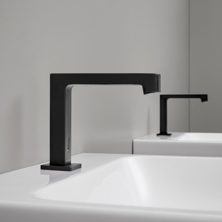 Geberit Brenta elektronische opbouwkraan in zwart mat in een openbare toiletruimte Geberit Brenta elektronische opbouwkraan in zwart mat in een openbare toiletruimte