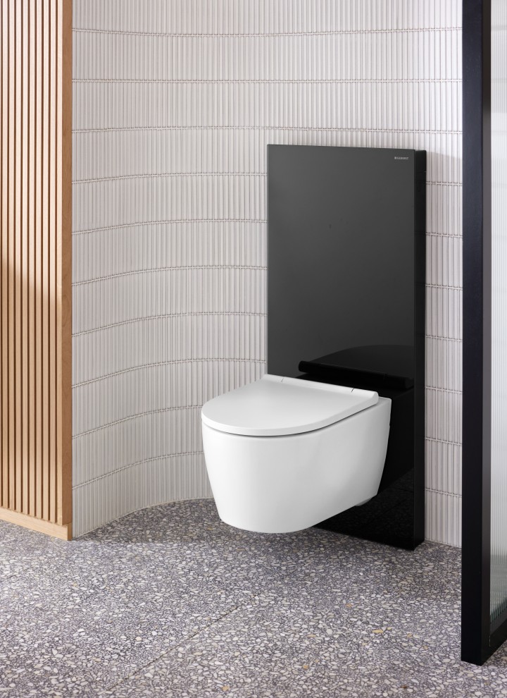 Monolith Plus in het zwart in combinatie met Geberit ONE wandcloset
