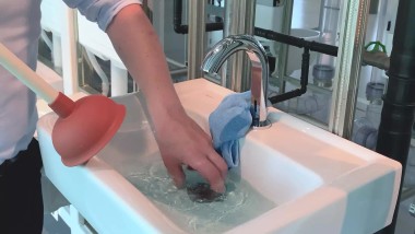 Water in de wastafel loopt niet meer weg Water in de wastafel loopt niet meer weg
