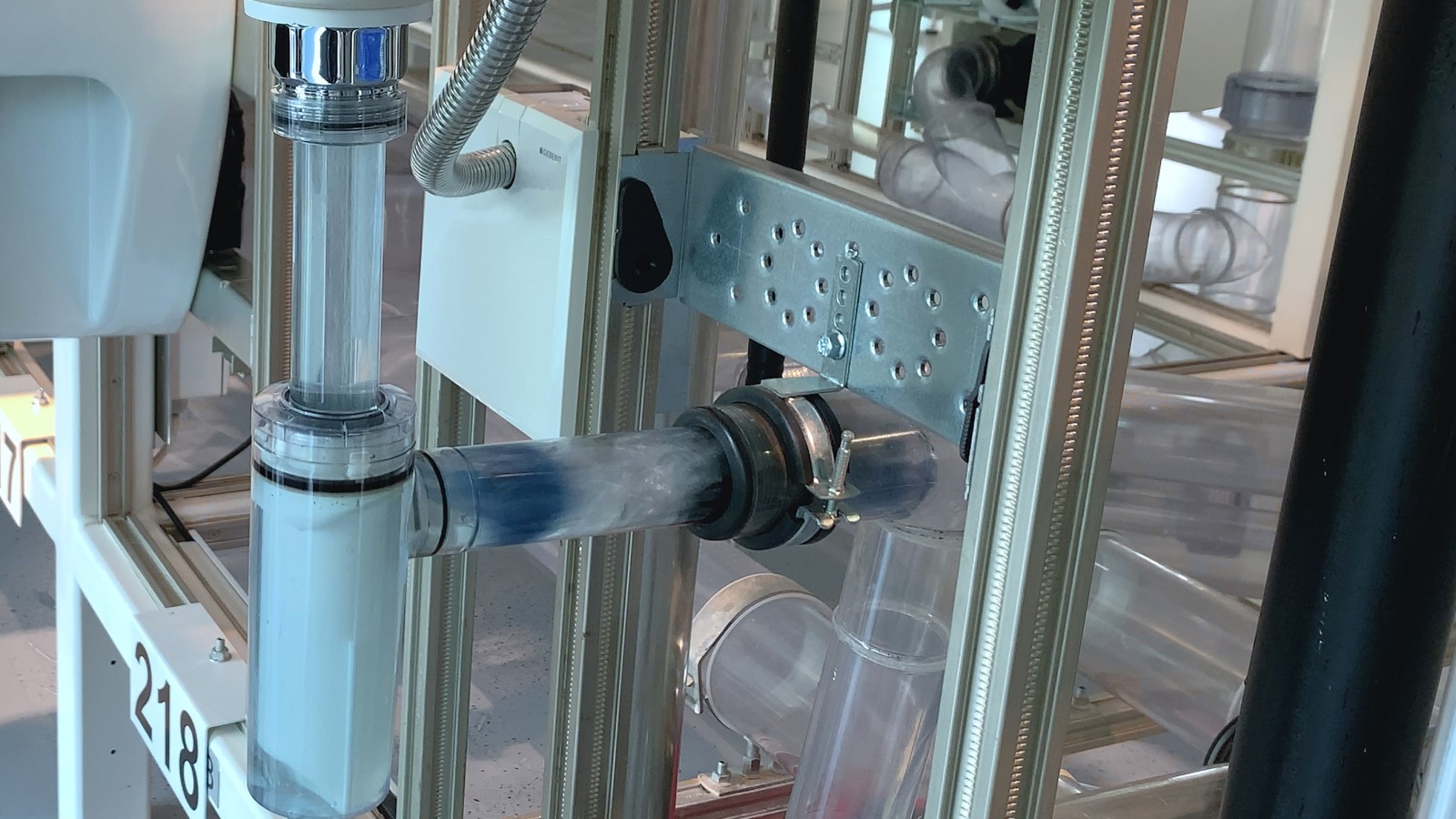 De blokkade komt los en wordt weggespoeld