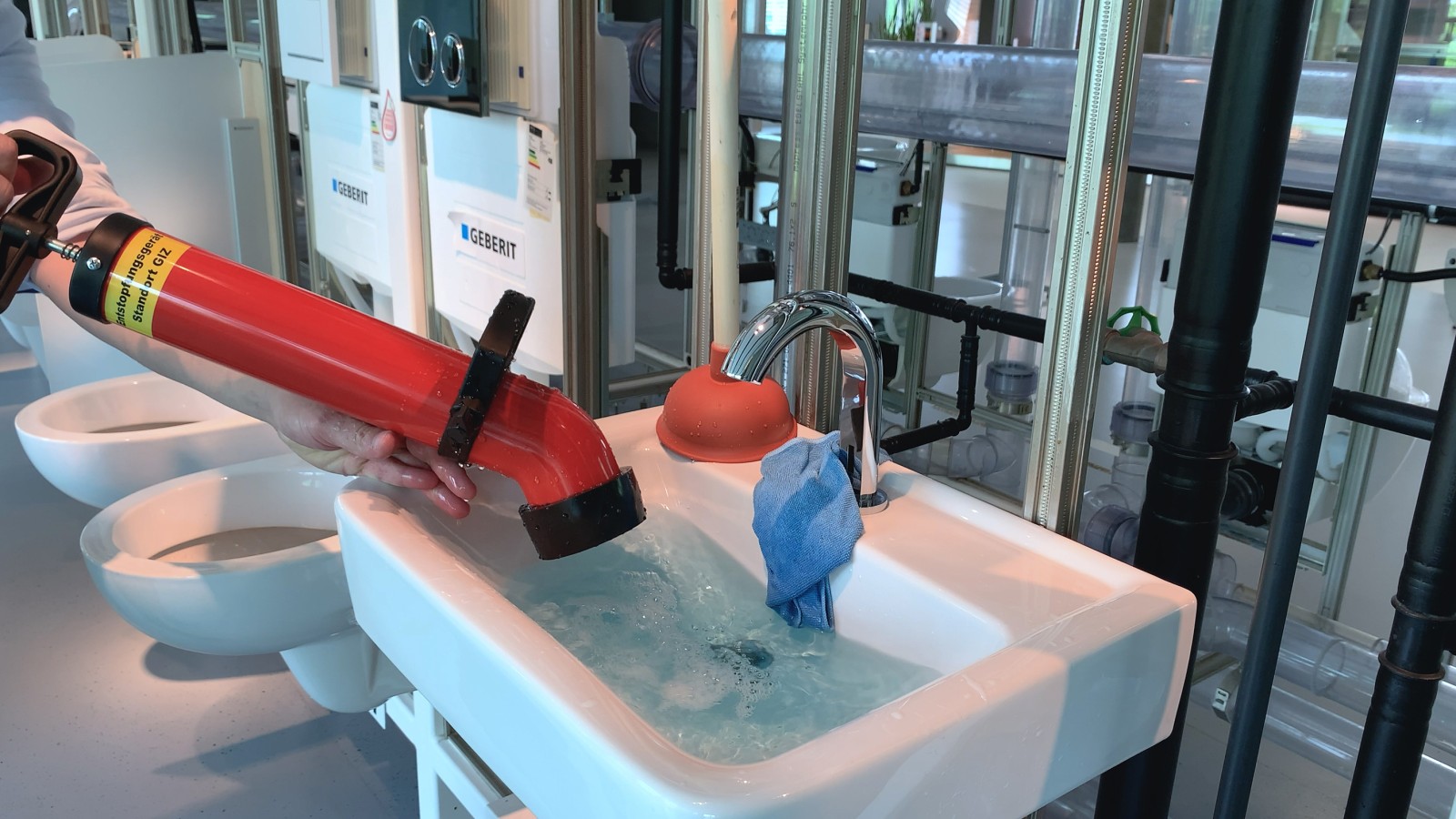 Een hogedrukreiniger in gebruik