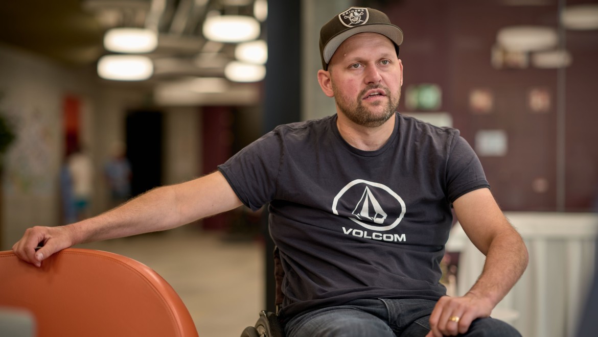 In gesprek met Peter Roos in het Zwitserse centrum voor dwarslaesie in Nottwil (© Ben Huggler)