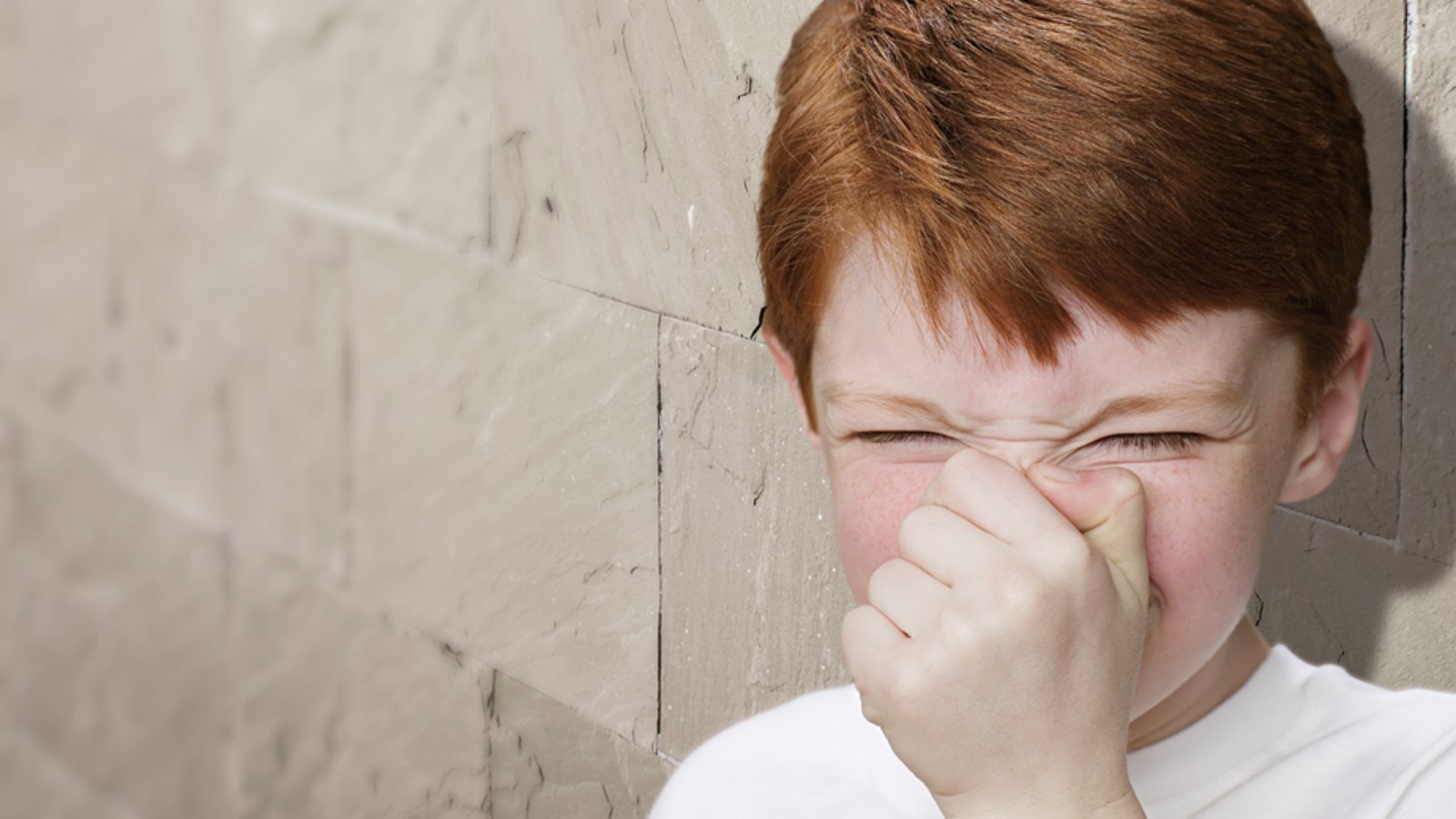 Jongen houdt zijn neus dicht
