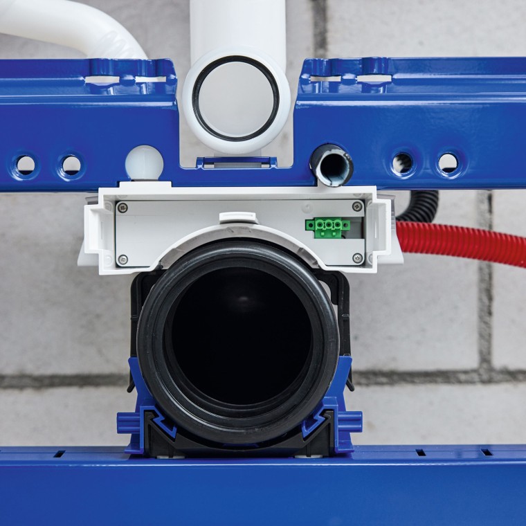 De elektricien legt de stroomkabel aan en sluit de tussenvloer aan op het stroomnetwerk. De elektricien legt de stroomkabel aan en sluit de tussenvloer aan op het stroomnetwerk.