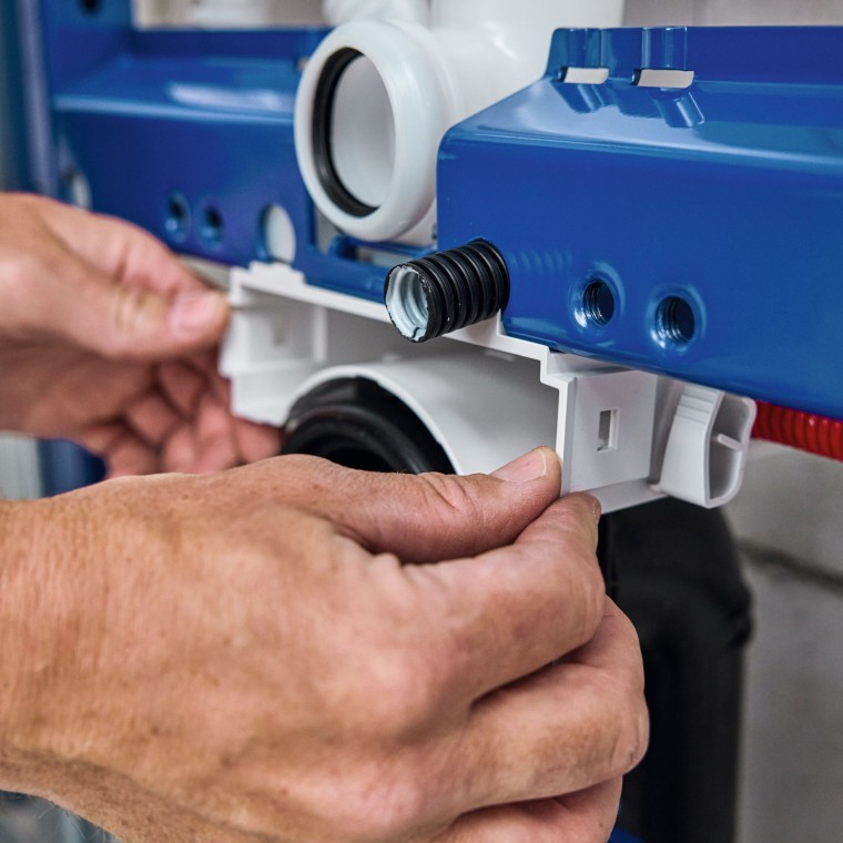 De installateur installeert het installatie-element voor het toilet en monteert de behuizing van de Geberit Power & Connect Box. De installateur installeert het installatie-element voor het toilet en monteert de behuizing van de Geberit Power & Connect Box.