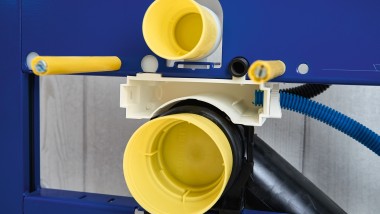 Geberit Duofix met stroom- en data-aansluitdoos achter een toilet