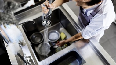 Met het Geberit Silent-PP afvoersysteem kan afvalwater dat olie en vet bevat worden afgevoerd via een vetvanger in commerciële keukens (© Shutterstock)