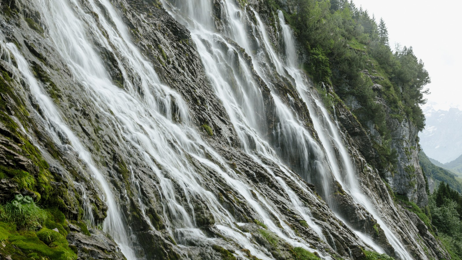 Imposante waterval met een groene omgeving (© Geberit)