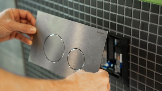 Afbeelding tooltip / alt-tekst De bedieningsplaat is het enige zichtbare onderdeel van het Geberit inbouwreservoir en wordt op de wand vóór het reservoir gemonteerd. Afbeelding tooltip / alt-tekst De bedieningsplaat is het enige zichtbare onderdeel van het Geberit inbouwreservoir en wordt op de wand vóór het reservoir gemonteerd.