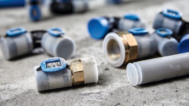 Geberit FlowFit fittingen en buizen zijn beschermd tegen vervuiling met beschermdopjes