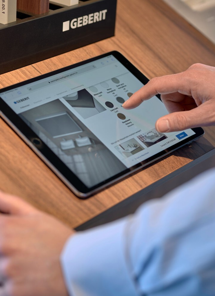 Man met tablet selecteert producten in een configurator