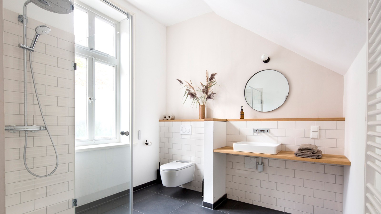 De Geberit ONE wastafel en ONE inbouwkraan werden geïnstalleerd in de gastentoiletten. De douchewc Geberit AquaClean Sela biedt net dat beetje extra comfort (© Geberit) De Geberit ONE wastafel en ONE inbouwkraan werden geïnstalleerd in de gastentoiletten. De douchewc Geberit AquaClean Sela biedt net dat beetje extra comfort (© Geberit)