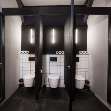 De sanitaire ruimtes met Geberit producten plaatsen moderne accenten in het traditionele landhuis.